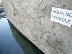 Aviso de agua no potable que hace años lucía en una fuente de Lierta.