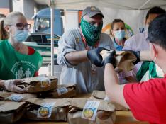 José Andrés (c) participa en el reparto de menús a personas afectadas por la crisis derivada de la pandemia en Valencia, en junio del año pasado