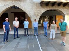 Representantes de los fabricantes de longaniza y del Ayuntamiento de Graus antes de la reunión del miércoles.