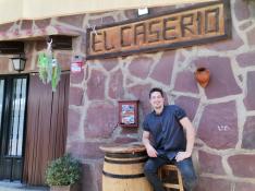 El cocinero Javier Nadal tiene 28 años y desde finales de 2019 lleva el restaurante El Caserío, en Biel.