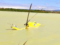 Helicóptero de Bomberos semihundido en la estanca del Gancho de Ejea
