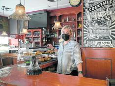 Isabel Lacerda, este martes detrás de la barra del local que regenta, el bar Chipre.