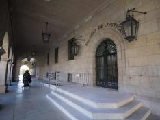 Acceso principal al Palacio de Justicia de Teruel, donde se encuentran las oficinas del Registro Civil.