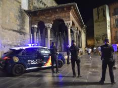 Agentes de la Policía Nacional a las puertas de la catedral de Jaca la noche del sábado al domingo.