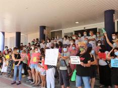 Protesta de las enfermeras interinas afectadas por la falta de plazas en el Hospital Universitario San Jorge de Huesca este lunes.
