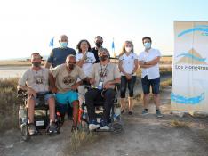 Isabel Gemio, en el centro, con Rubén Zulueta, José Ignacio Fernández y otros miembros de la iniciativa Caminus Monegros, este lunes en la laguna de Bujaraloz