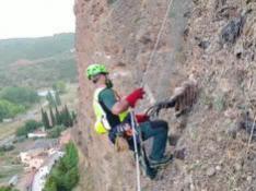 La Guardia Civil de Tarazona rescata a un buitre atrapado en una pared vertical en Los Fayos