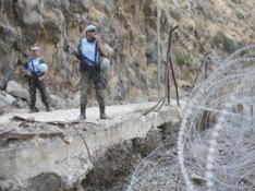 Dos militares de la Brigada Aragón vigilan en la ‘Blue Line’ (línea azul) en la frontera de Líbano