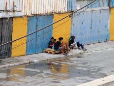 Un grupo de menores se fuga de las naves del Tarajal (Ceuta) para evitar ser devuelto a Marruecos.