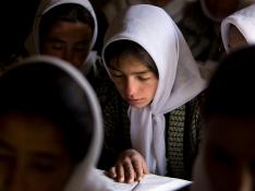 Una niña afgana, en 2008, en una escuela de Badakhshan. Los talibanes no permiten a las mujeres acceder a la educación.