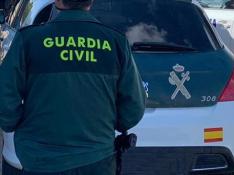EuropaPress_3773703_Preview_agente_guardia_civil_espaldas_junto_vehiculo_oficial_cuerpo