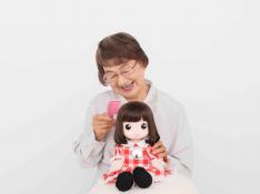 Desarrollan una muñeca con IA para aliviar el aislamiento de la tercera edad