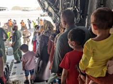 Refugiados afganos que viajan hacia España en el segundo vuelo del Ejército