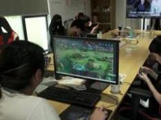 China restringe los videojuegos en línea para menores de 18 años a tres horas a la semana