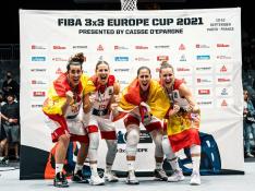 La selección de baloncesto 3x3, con la jugadora del Casademont Zaragoza Vega Gimeno (segunda por la derecha), flamante campeona de Europa