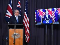 Scott Morrison, primer ministro australiano, a la izquierda, habla por videollamada con Biden en el anuncio del acuerdo.
