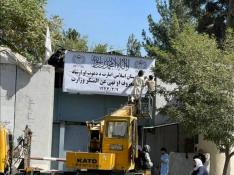 Los nuevos dirigentes afganos cambiando el cartel en el ministerio