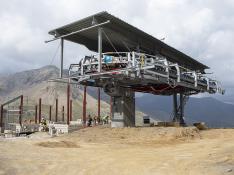 Obras de construcción del nuevo telesilla de Cerler hacia el valle de castanesa.