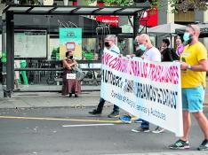 Protesta de los trabajadores del bus y el tranvía, ayer, en la plaza de Aragón