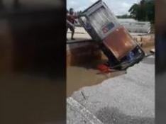 Muere una mujer en Tailandia al derrumbarse el puente por el que circulaba