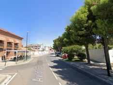 El conductor chocó contra unas vallas en la avenida de San Gregorio, en este barrio rural de Zaragoza.