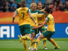 Jugadoras de la selección de Australia celebran un gol ante Guinea Ecuatorial en el pasado Mundial de fútbol