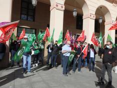 Protesta de los trabajadores del sector de transporte de viajeros por carretera en Huesca.