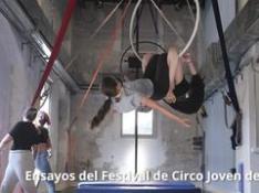 Acrobacias, danza y equilibrio en el Centro Cívico La Almozara con la Escuela de Circo Joven