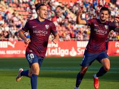 Jaime Seoane celebra seguido por Florian Miguel el segundo de sus goles en la victoria ante el Girona.