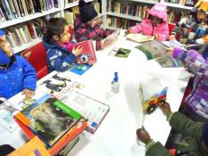 Actividad infantil en la biblioteca de Villanúa.