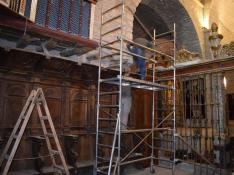 Trabajos para desmontar la sillería del coro de la catedral.
