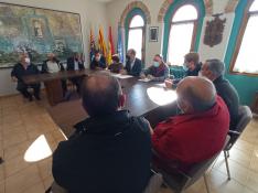 Reunión de los alcaldes y presidentes comarcales por la línea de muy alta tensión.