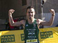 El jaqués Alberto Puyuelo saca músculo tras su segunto triunfo en el Maratón de Zaragoza.