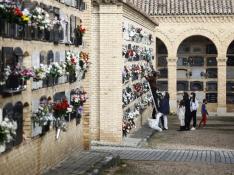 Visitantes en el cementerio de Torrero de Zaragoza, listo para la celebración de Todos los Santos
