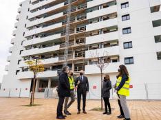 El alcalde Jorge Azcón visitando las obras de las viviendas ubicadas en el edificio Flumen del barrio de la Jota de Zaragoza. gsc