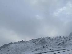 La caída de la nieve deja un manto blanco junto al Anayet