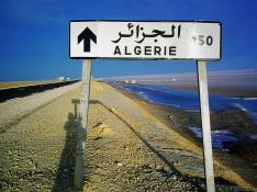 Foto de recurso de un cartel en una carretera cerca de Argelia