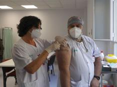 Los sanitarios aragoneses se vacunan contra la gripe