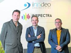 Emilio de la Red, Daniel Artal e Iván Callen, en las oficinas de Inndeo Engineering.