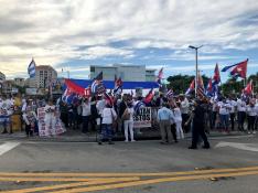 Decenas de cubanos se congregaban el lunes para acompañar a la Marcha Cívica por el Cambio en Cuba.