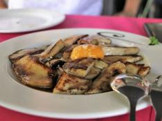 Azarina Fussion ofrece, entre otros platos, boletus a la plancha con yema de huevo, flor de sal del Himalaya y aceite de oliva virgen extra.