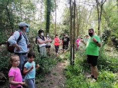 Participantes en una de las actividades organizadas en el sendero botánico del Gállego.