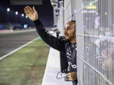 Lewis Hamilton saluda en el circuito de Losail
