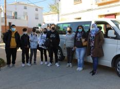 Los alumnos de Huerto, junto al taxi que les lleva cada día al IES de Sariñena en dos turnos.