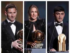 Messi, Putellas y Pedri posando con sus respectivos premios