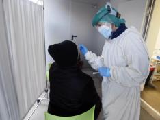 Una enfermera realiza una PCR en el centro de salud Los Olivos de Huesca.