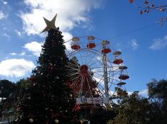 El árbol de Navidad de más de seis metros junto a la noria del parque de atracciones de Zaragoza.