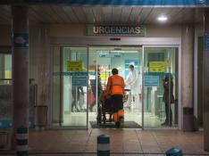 El acceso al servicio de Urgencias del Hospital Miguel Servet de Zaragoza, ayer.