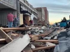 Biden califica de "tragedia inimaginable" la peor ola de tornados jamás sufrida en EE. UU.