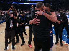 Curry se abraza con su padre al finalizar el partido en el que ha logrado el récord de triples de la NBA.